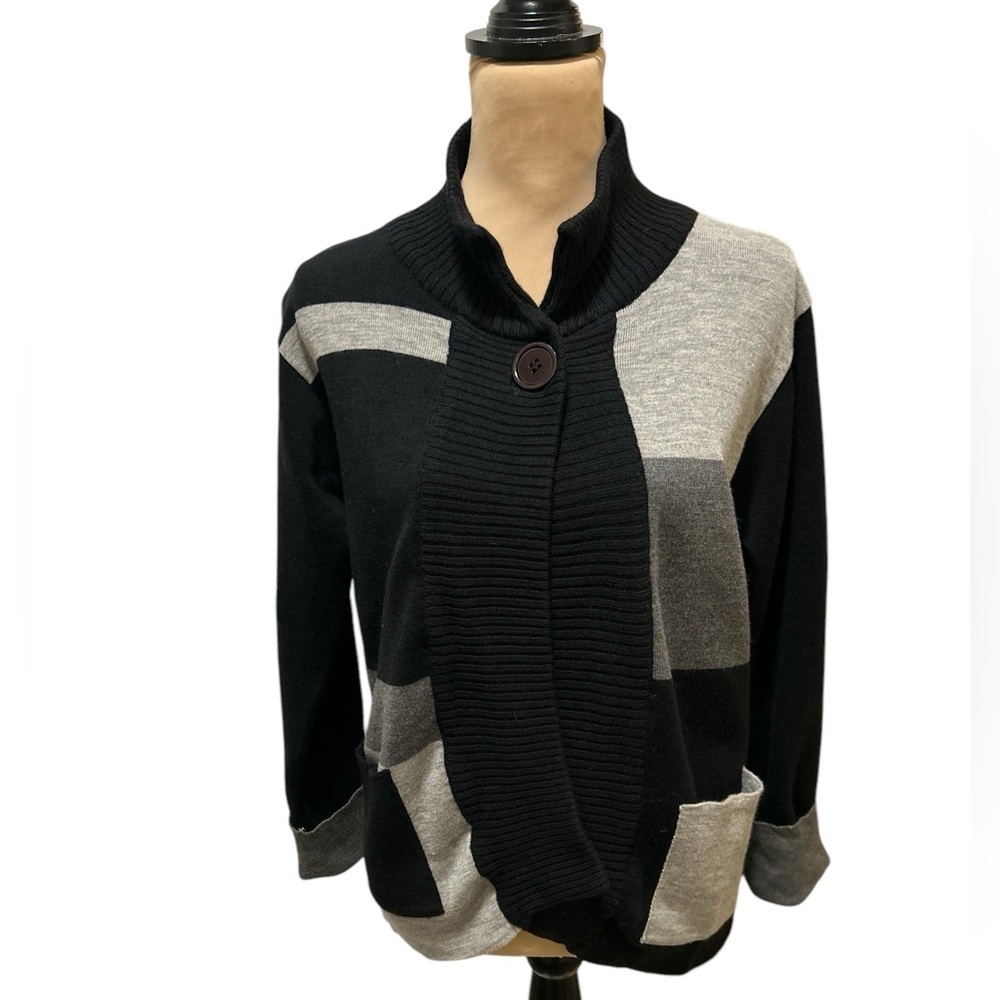 Monte Carlo Women's Sweater Button Top 100% Wool Front Pockets Size 38 Euro = Sm